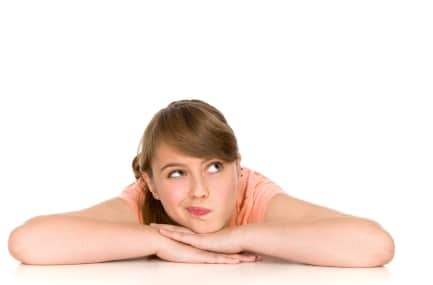 Persona leyendo preguntas frecuentes